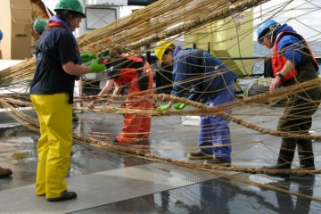 Alcuni lavoratori in abiti di sicurezza